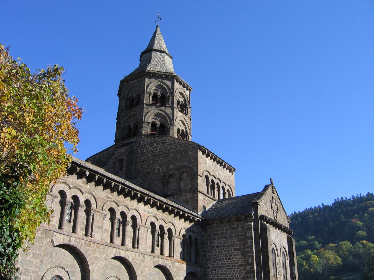Orcival — Basilique romane